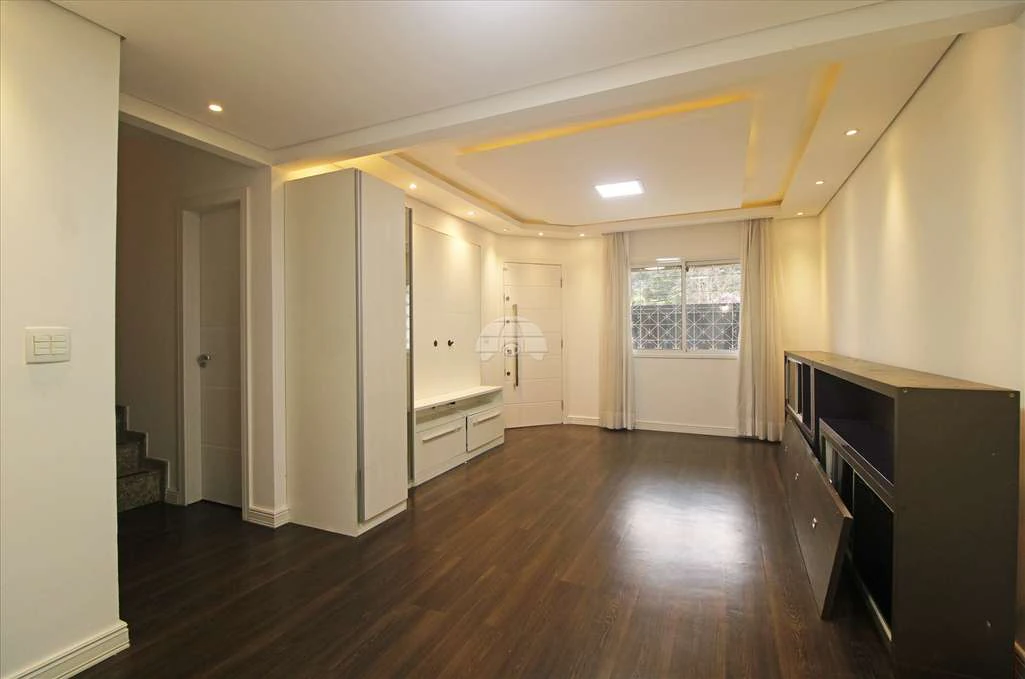 4-bedroom house with a closed kitchen and gas stove — photo 3