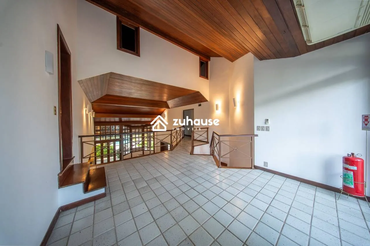 Casa de 5 quartos com janelas do piso ao teto — photo 22