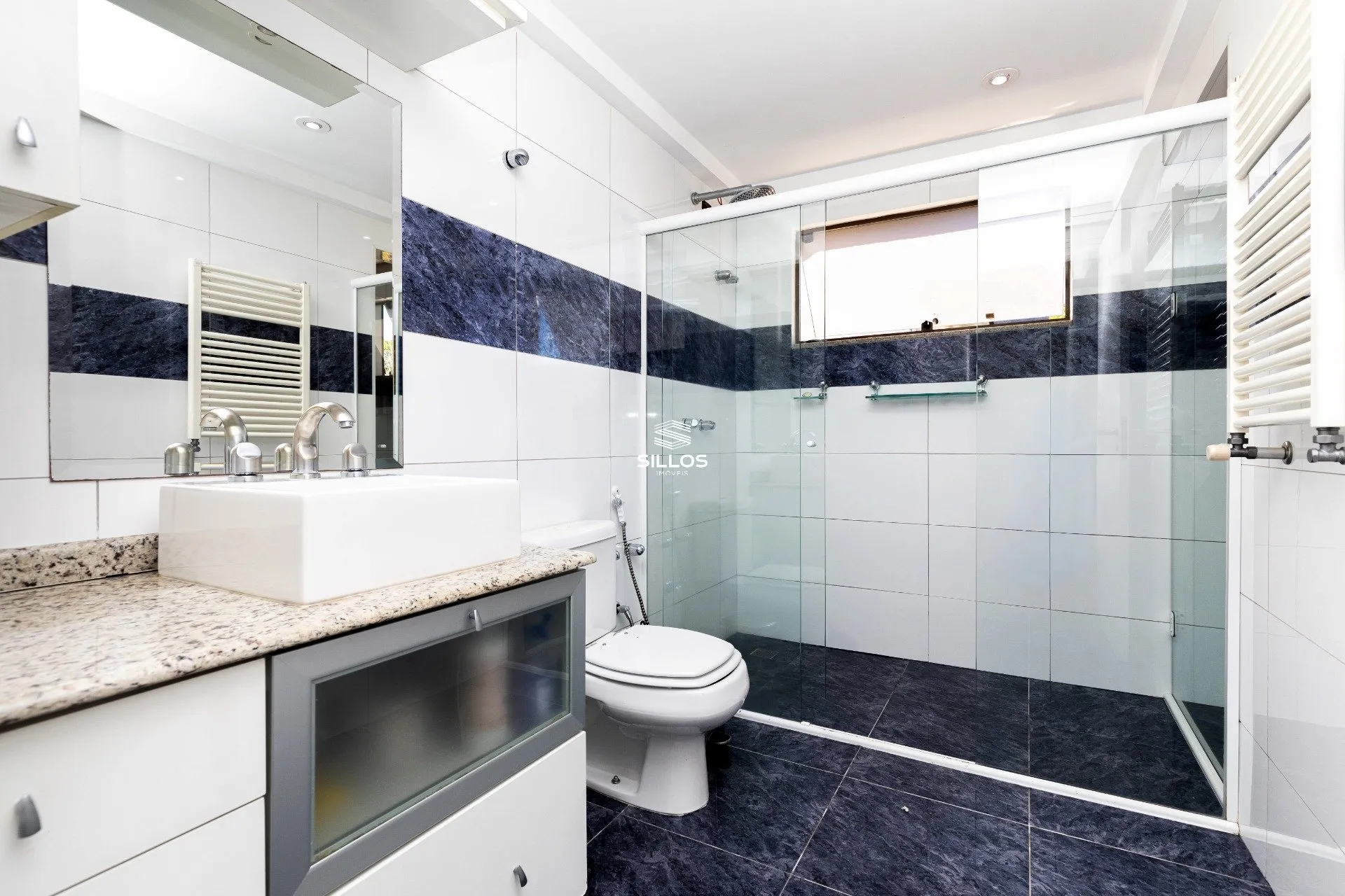 House with 4 bedrooms, 8 parking spaces in a condo — photo 37
