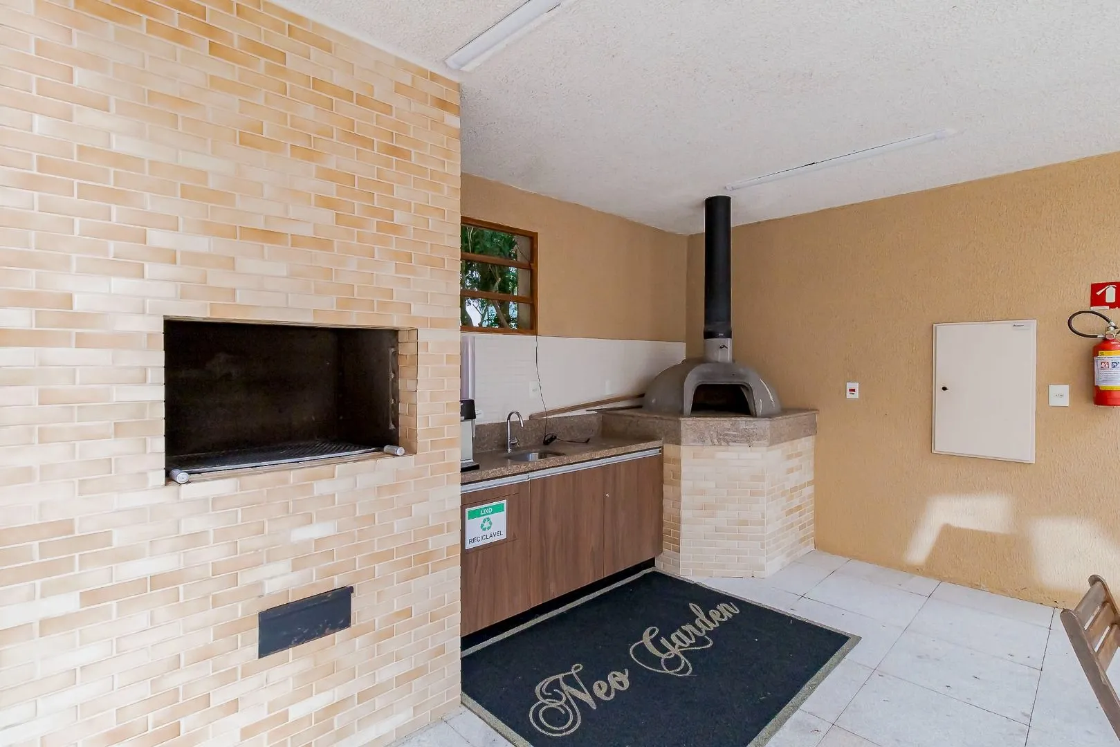 Glass-enclosed balcony in a 3-bedroom apartment, 110 m² — photo 46