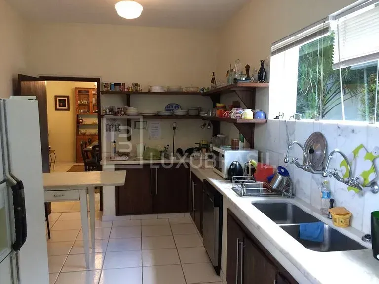 Furnished house with 4 bedrooms and 600 m² — photo 3