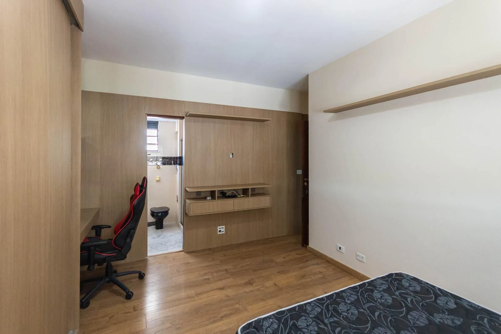 Balcony with a grill in a 3-bedroom apartment, 135 m² — photo 14