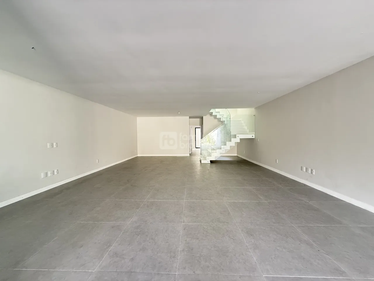 Unfurnished house with 5 bedrooms and 5 bathrooms