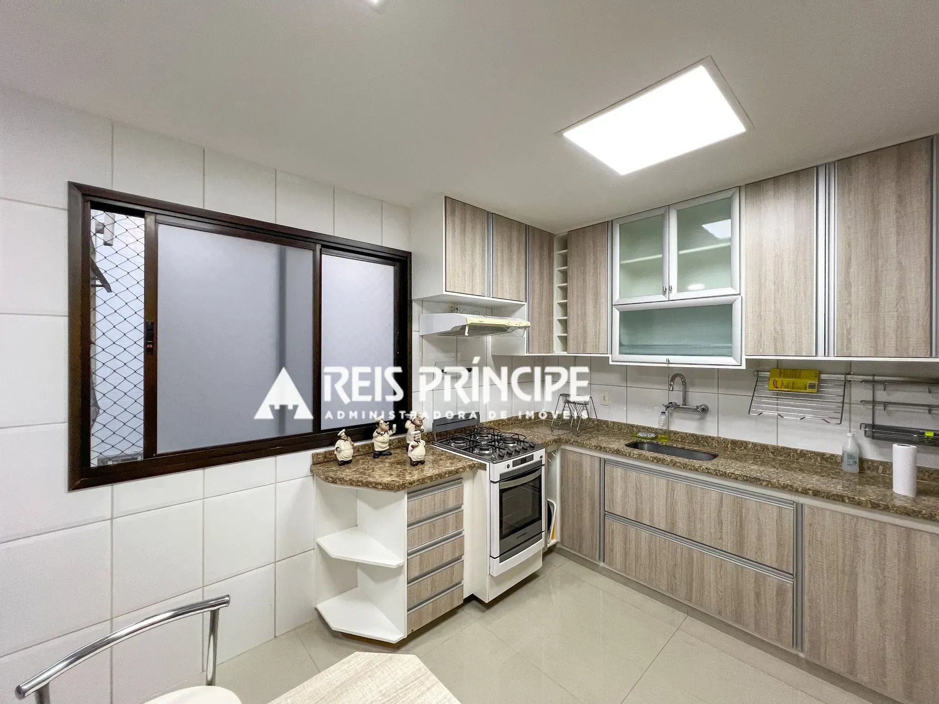Furnished apartment with 5 bedrooms and a balcony — photo 22
