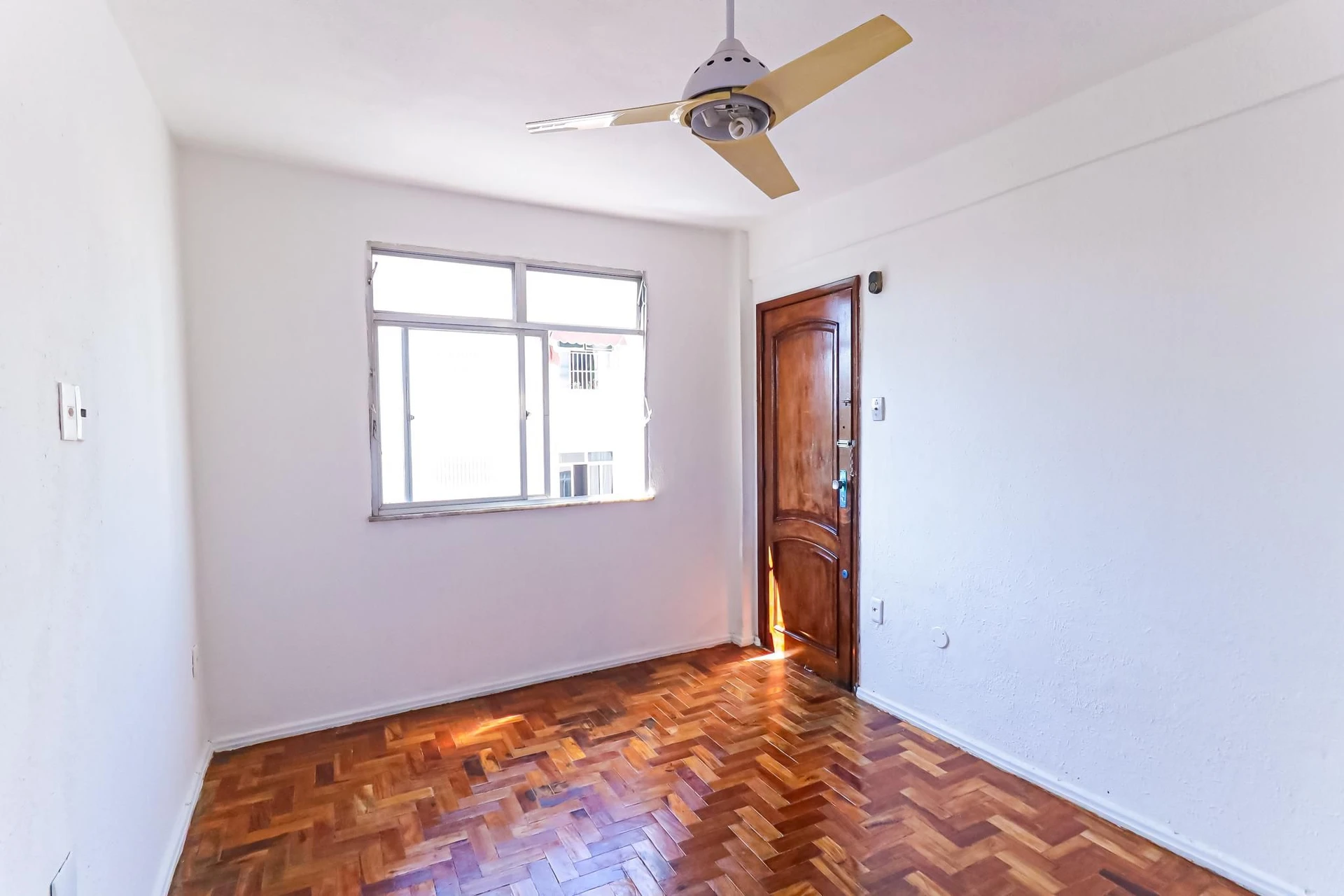 Wood or laminate floors in a 2-bedroom apartment, 62 m² — photo 12