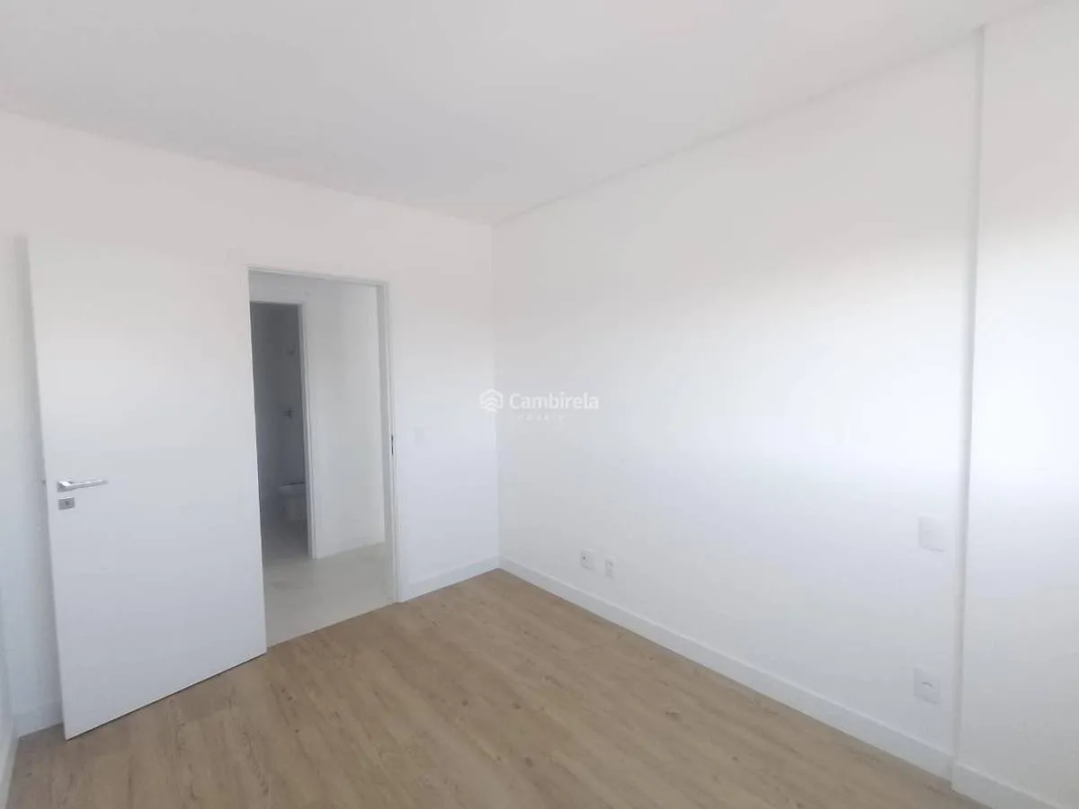 Balcony with a grill in a 2-bedroom apartment, 76 m² — photo 4