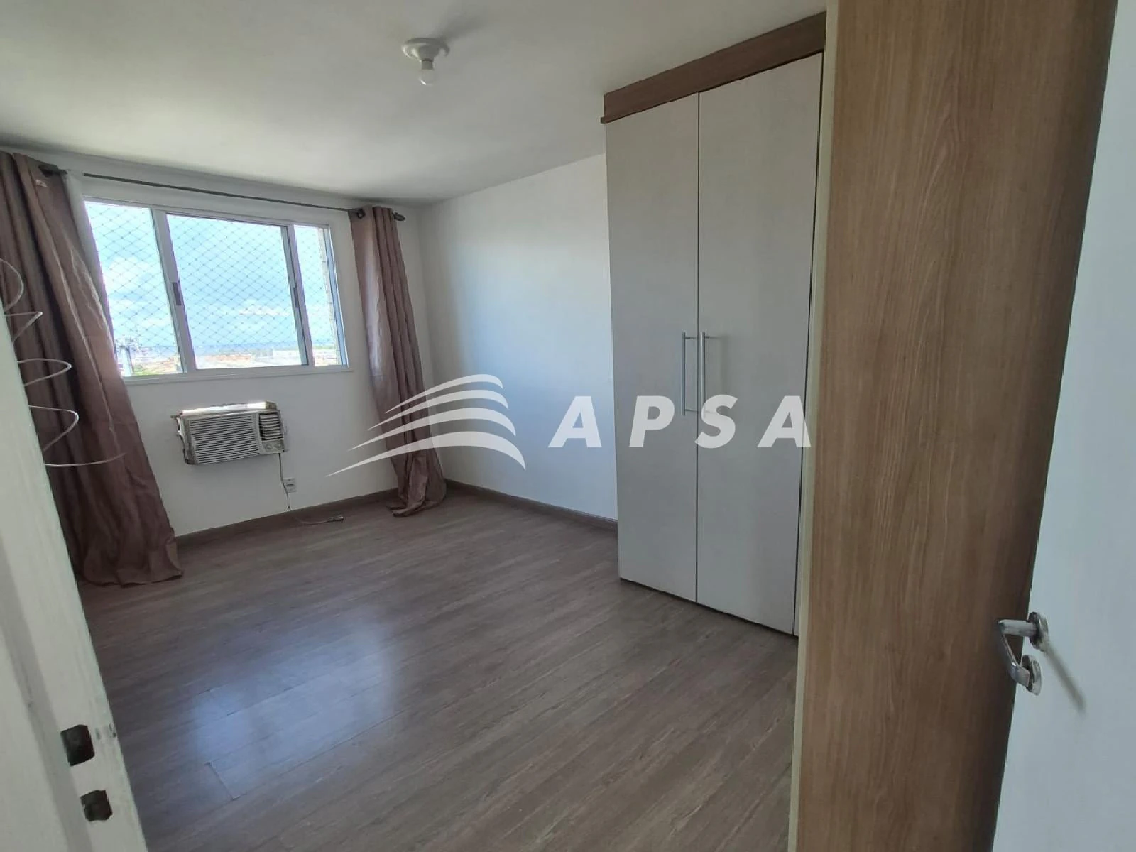 Apartamento de 2 quartos com piso de madeira ou laminado — photo 3