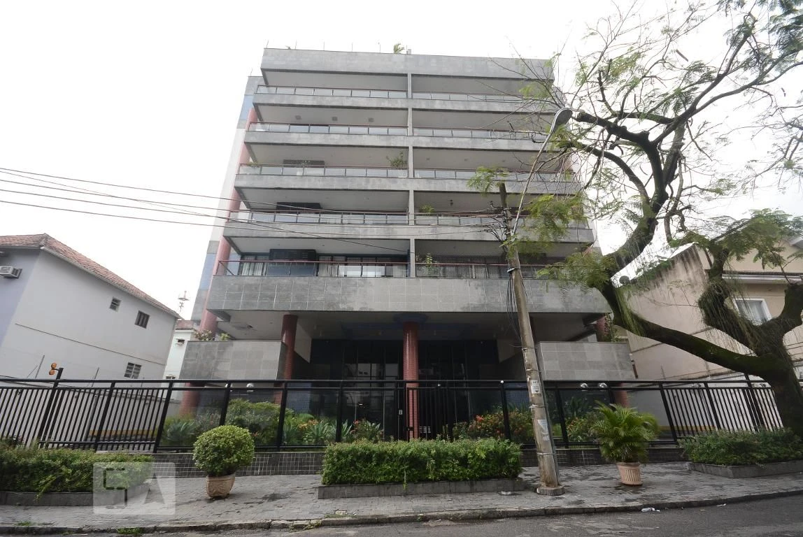 4-bedroom apartment in a building with a pool — photo 87