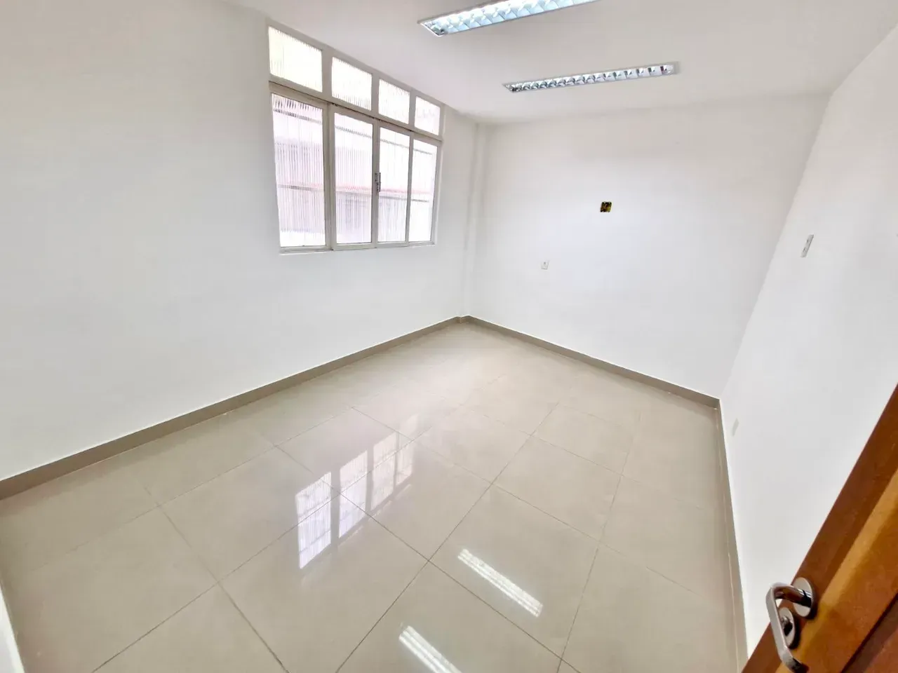 Casa comercial com 5 quartos e cozinha separada — photo 6