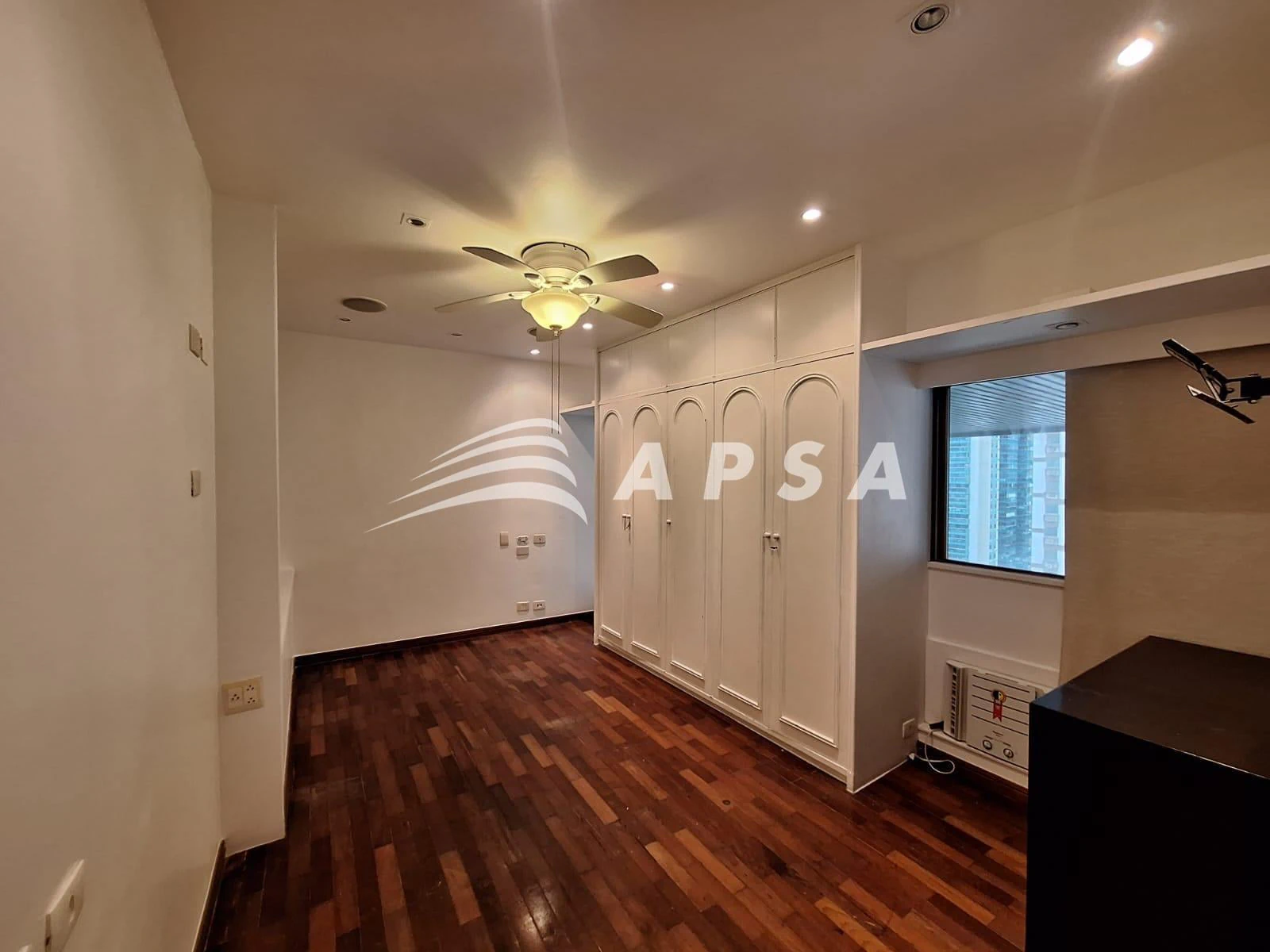 4-bedroom apartment in a building with a sauna — photo 11