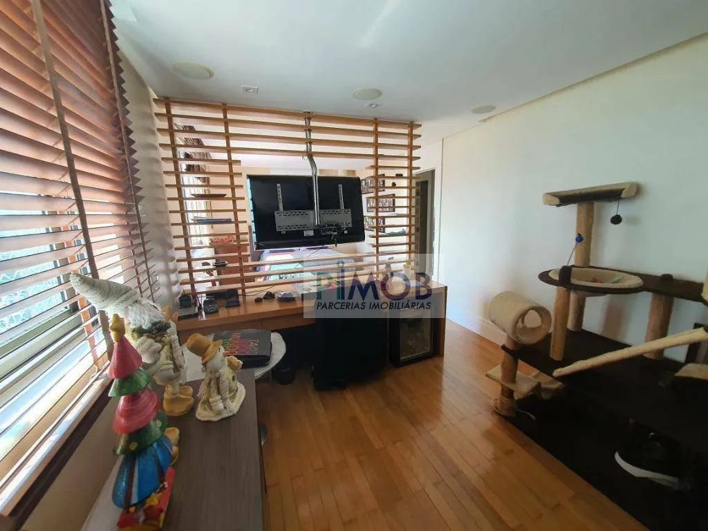 Furnished 260 m² apartment on the 23rd floor with 3 spots