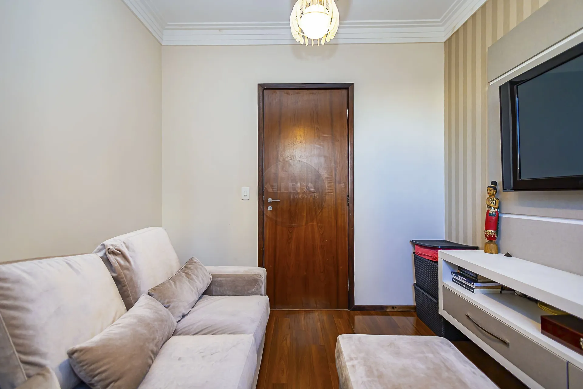 Apartamento com 4 quartos e piso de madeira na sala — photo 34