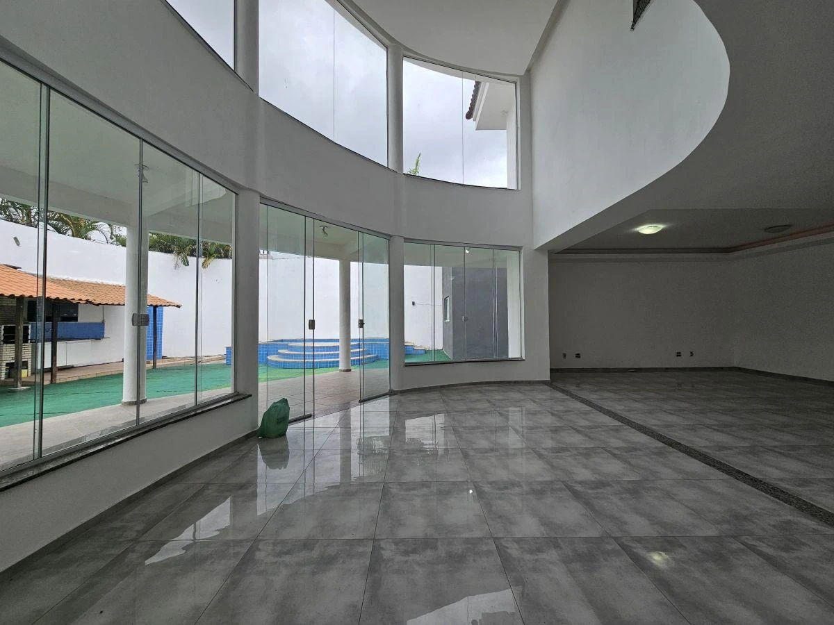 6-bedroom house with a closed-off kitchen — photo 18