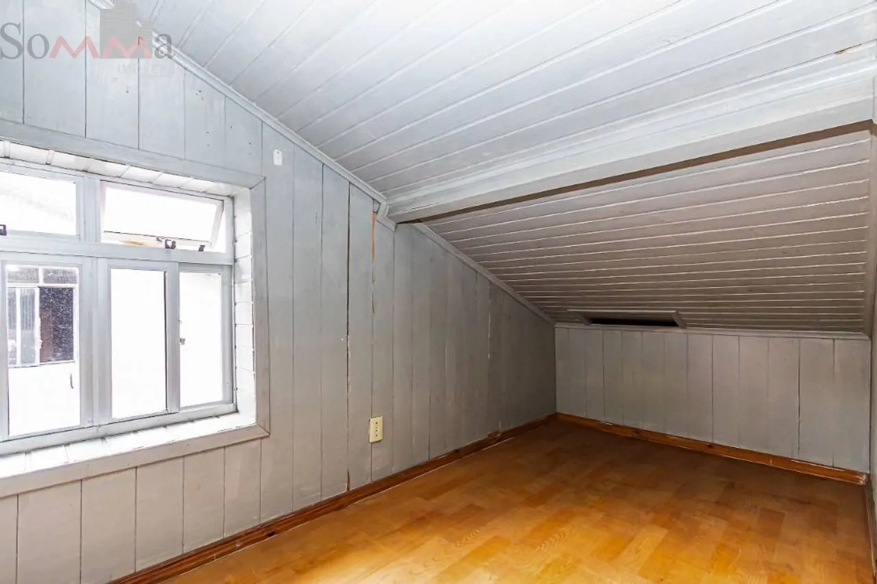 2-bedroom apartment with wood or laminate floors — photo 32