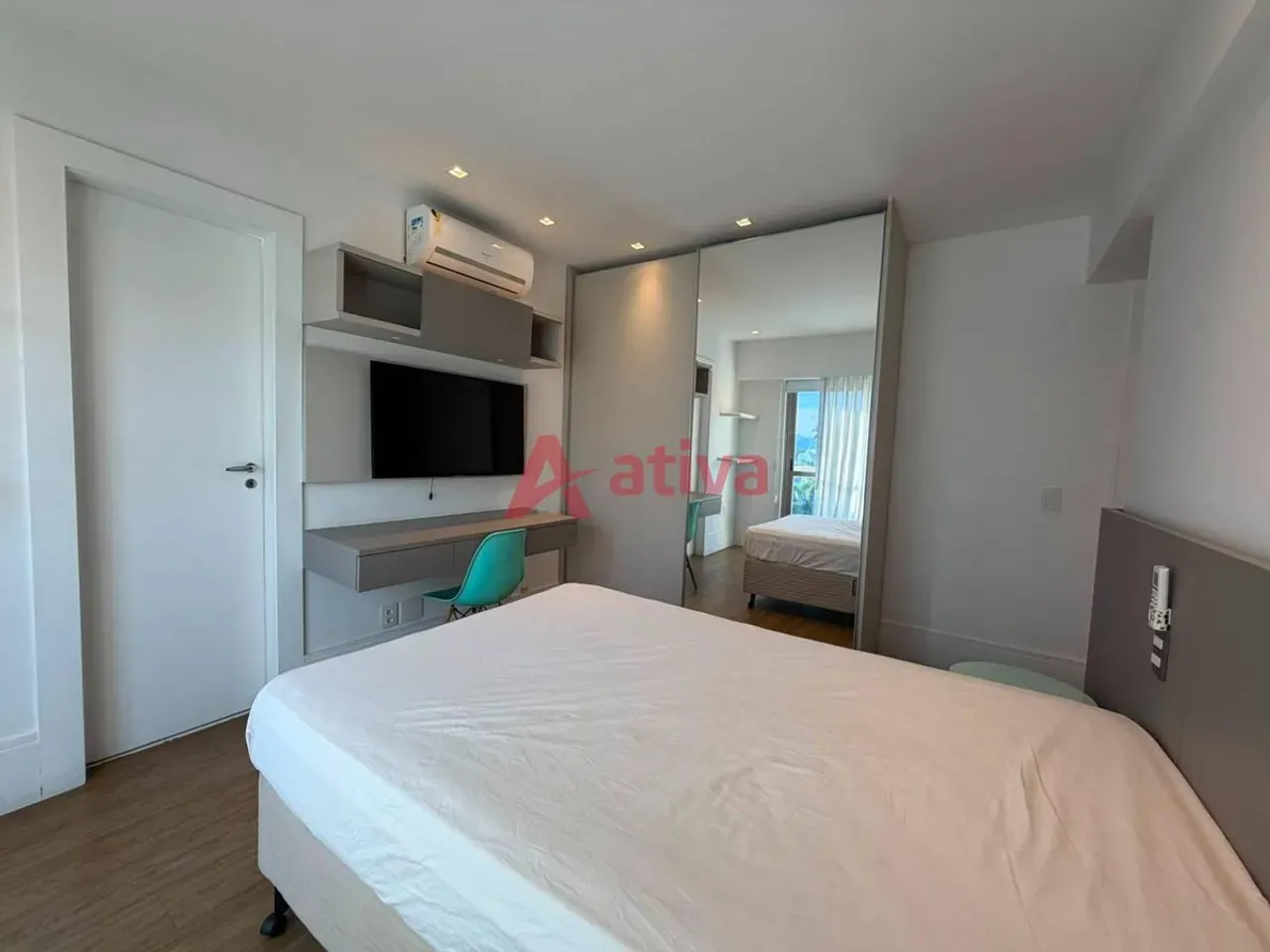 Furnished apartment with 4 bedrooms and an open-plan kitchen — photo 22