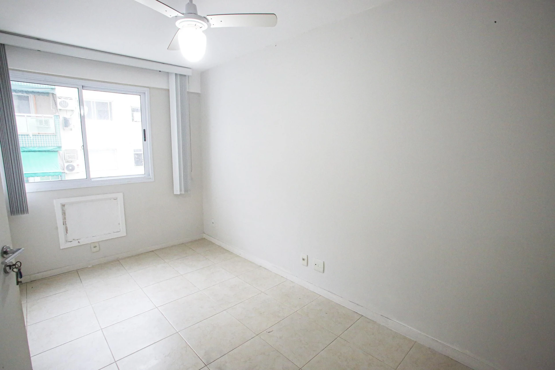 Balcony with a grill in a 2-bedroom apartment, 60 m² — photo 3