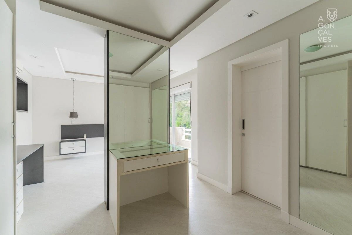 4-bedroom house with floor-to-ceiling windows in Curitiba — photo 11