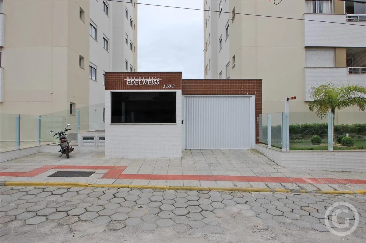 Balcony with a grill in a 3-bedroom apartment, 84 m² — photo 4