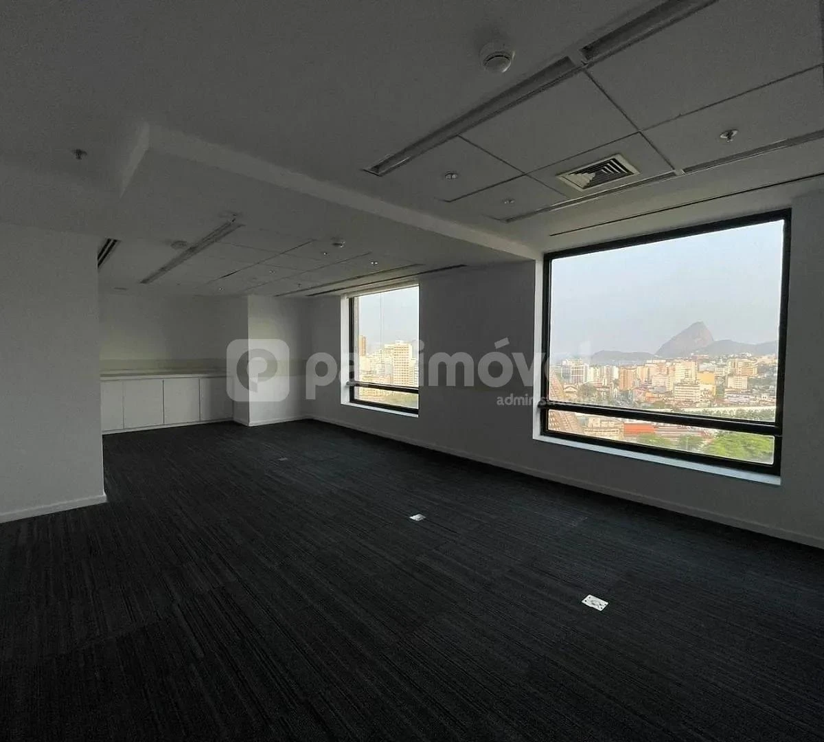 Apartamento de 957 m² com janelas do chão ao teto e vista — photo 17