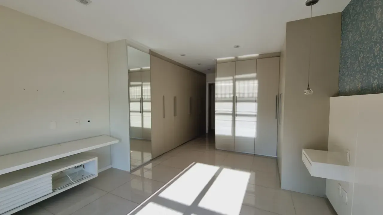 Apartment with open-plan kitchen and 4 bedrooms — photo 17