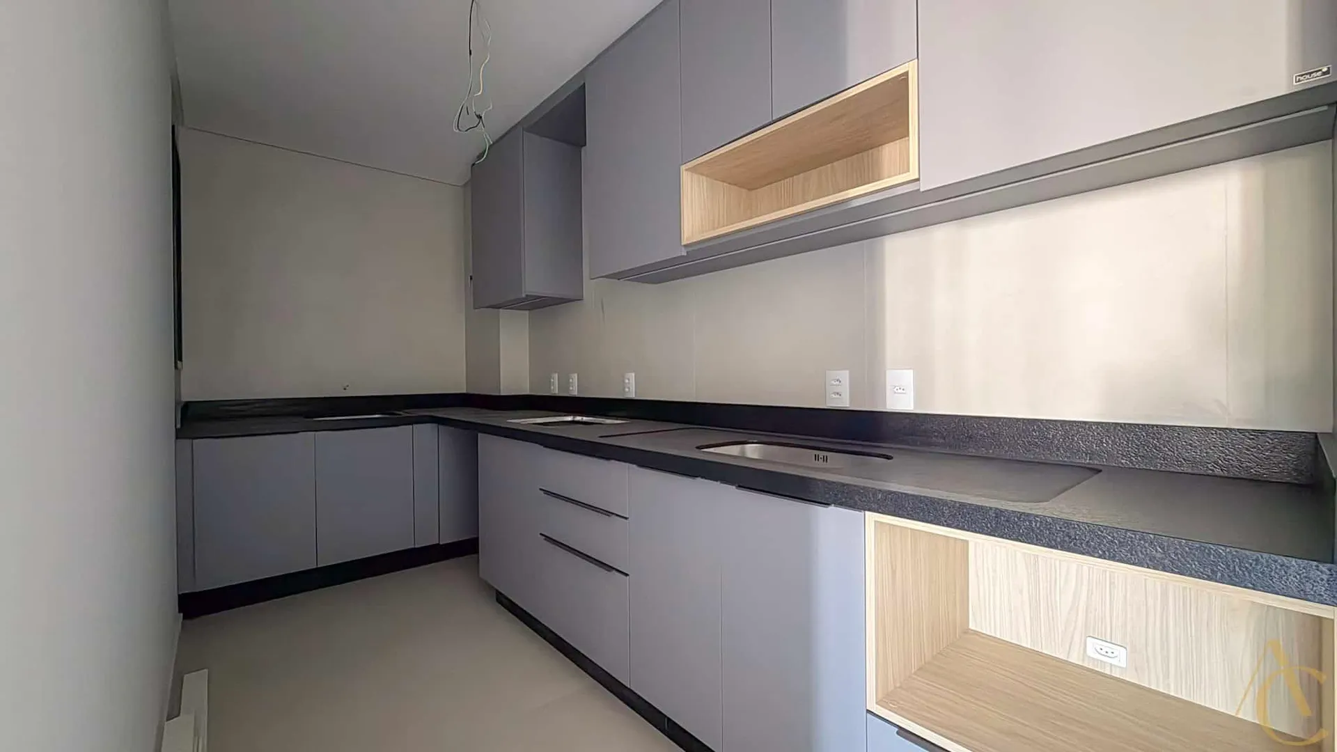 Glass-enclosed balcony in a 2-bedroom apartment, 69 m² — photo 9