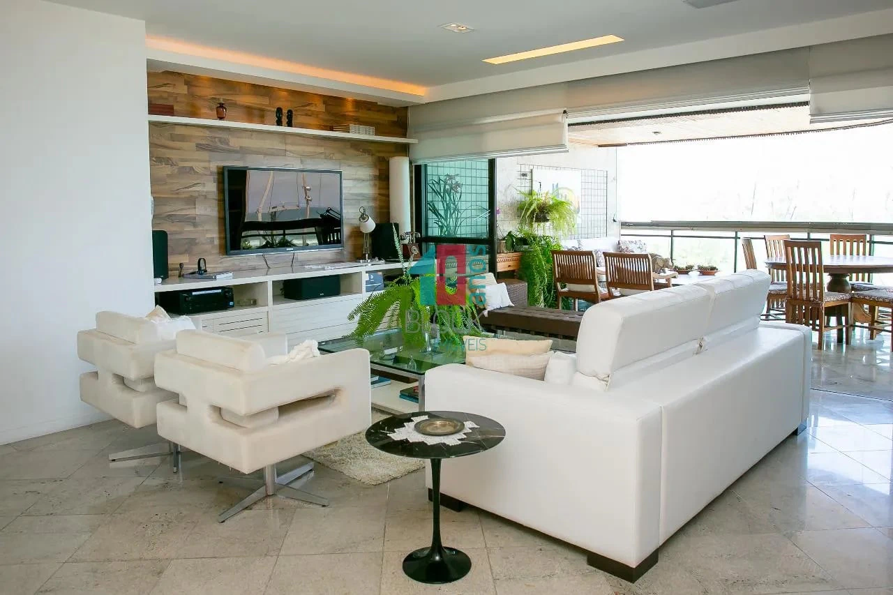 Glass-enclosed balcony in a 4-bedroom apartment, 226 m² — photo 2