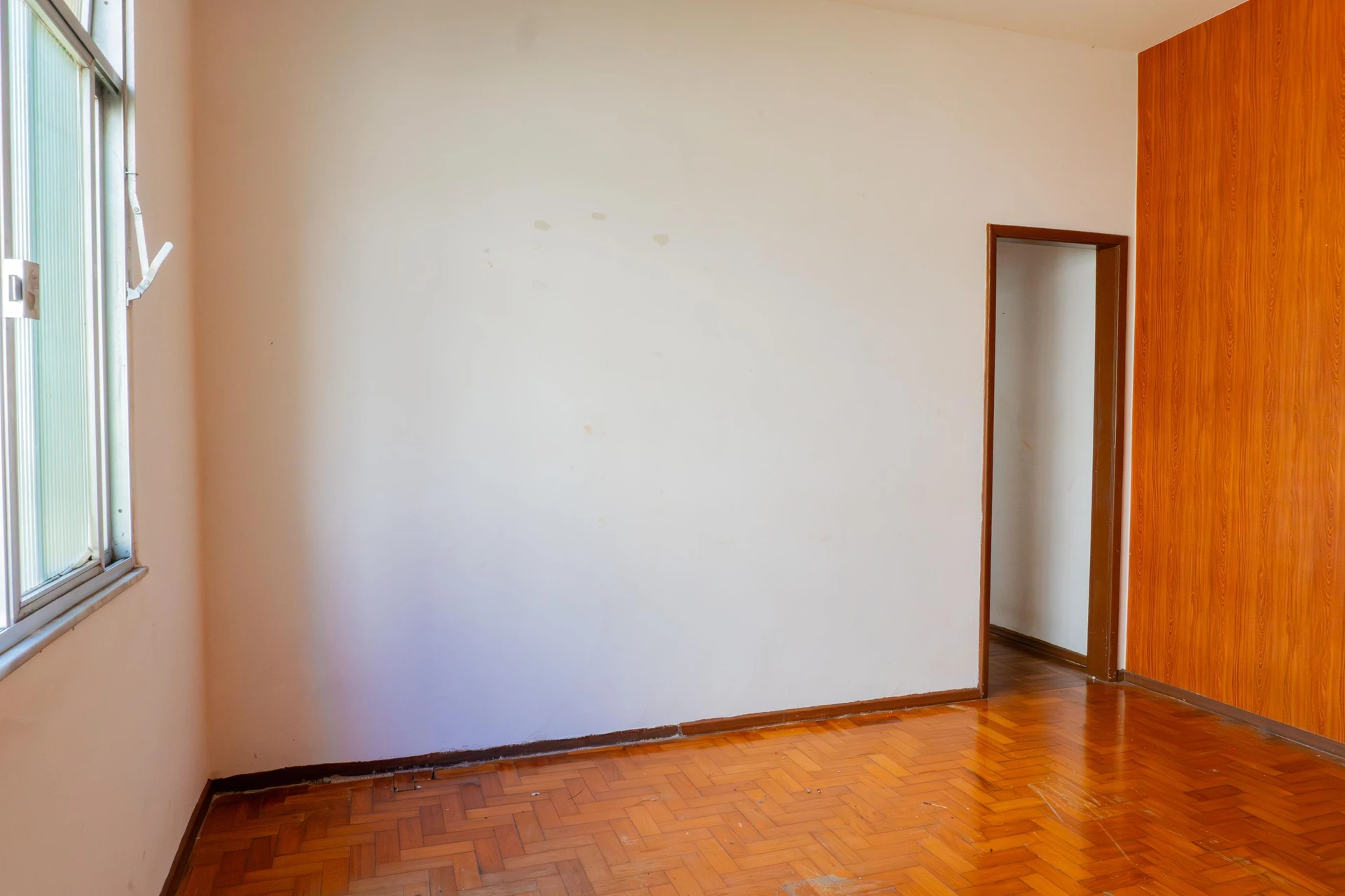 One-bedroom apartment with wood or laminate floors — photo 8