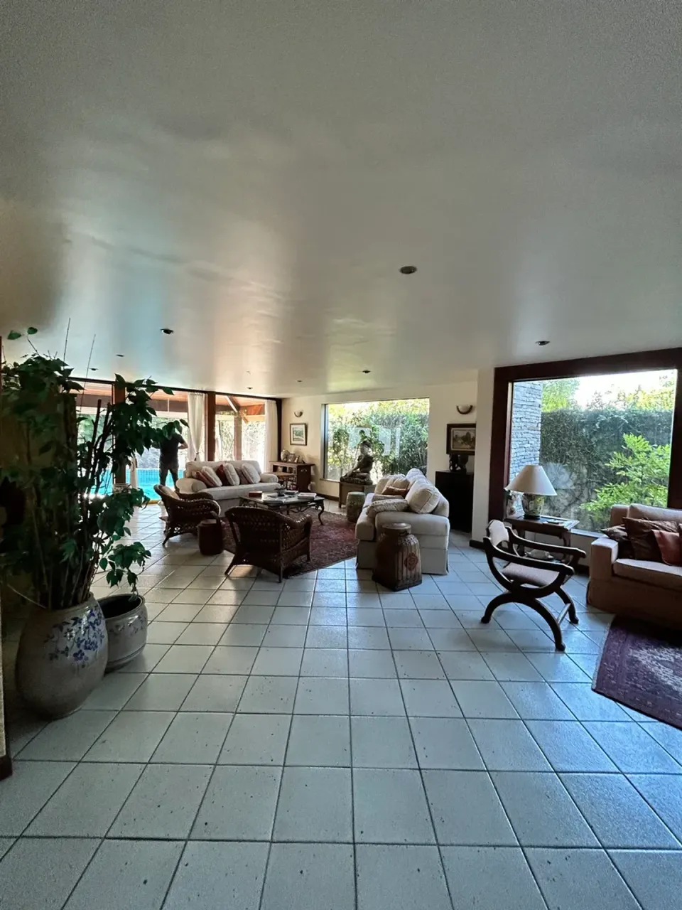 House with 4 bedrooms and 5 bathrooms plus shared pool area — photo 10