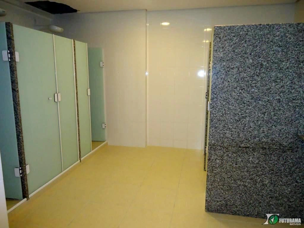 Студия 37 м² с панорамными окнами и застеклённым балконом — photo 14