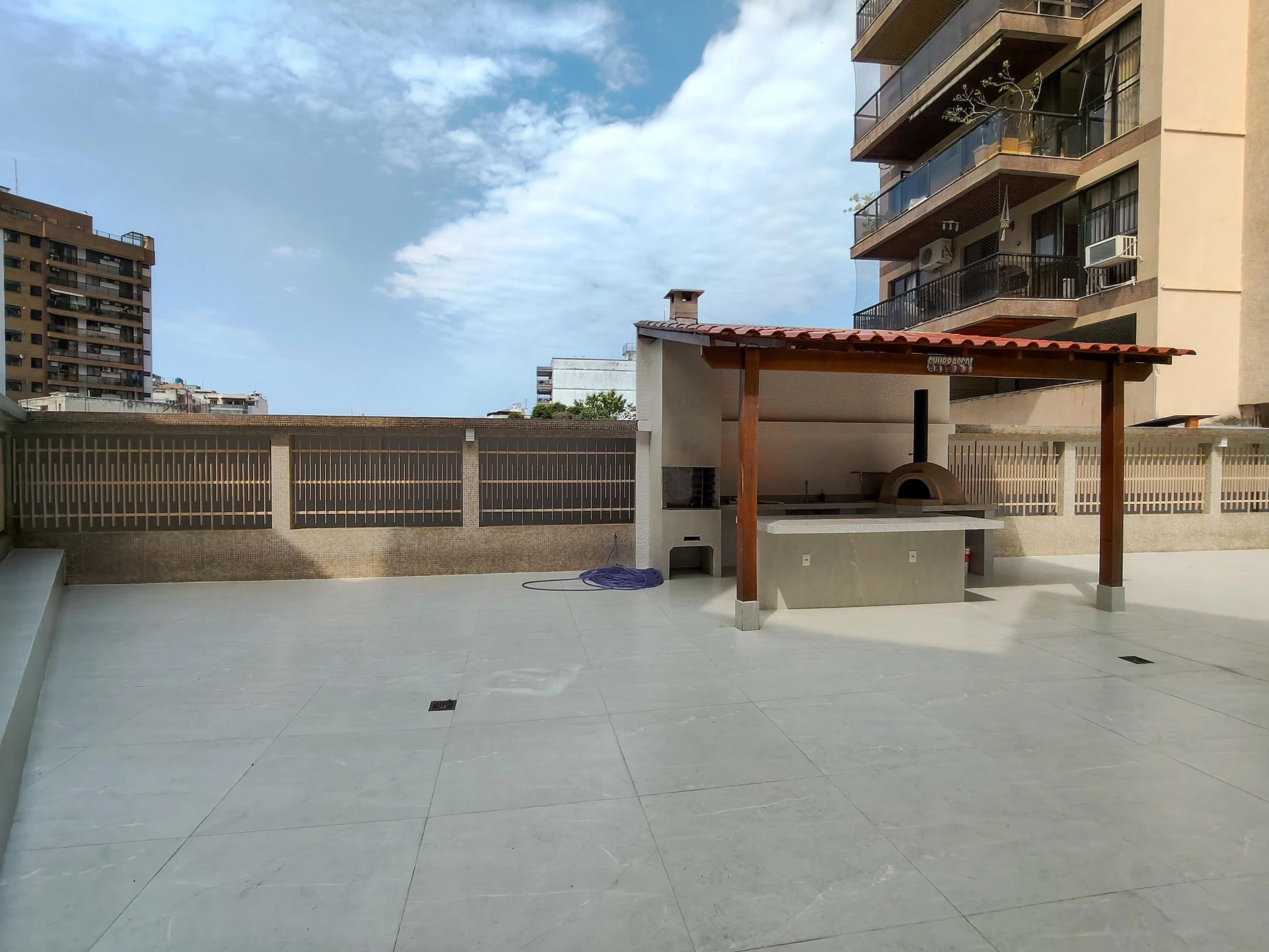 Balcony with a grill in a 3-bedroom apartment, 135 m² — photo 61