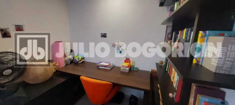 Walk-in closet in a 3-bedroom apartment, 165 m² — photo 10