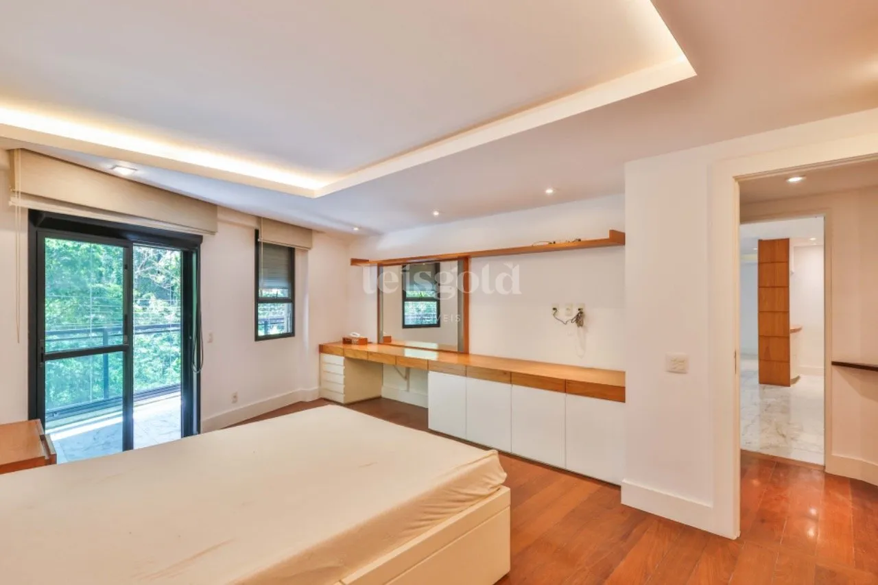 Floor-to-ceiling windows in a 2-bedroom apartment, 230 m² — photo 3