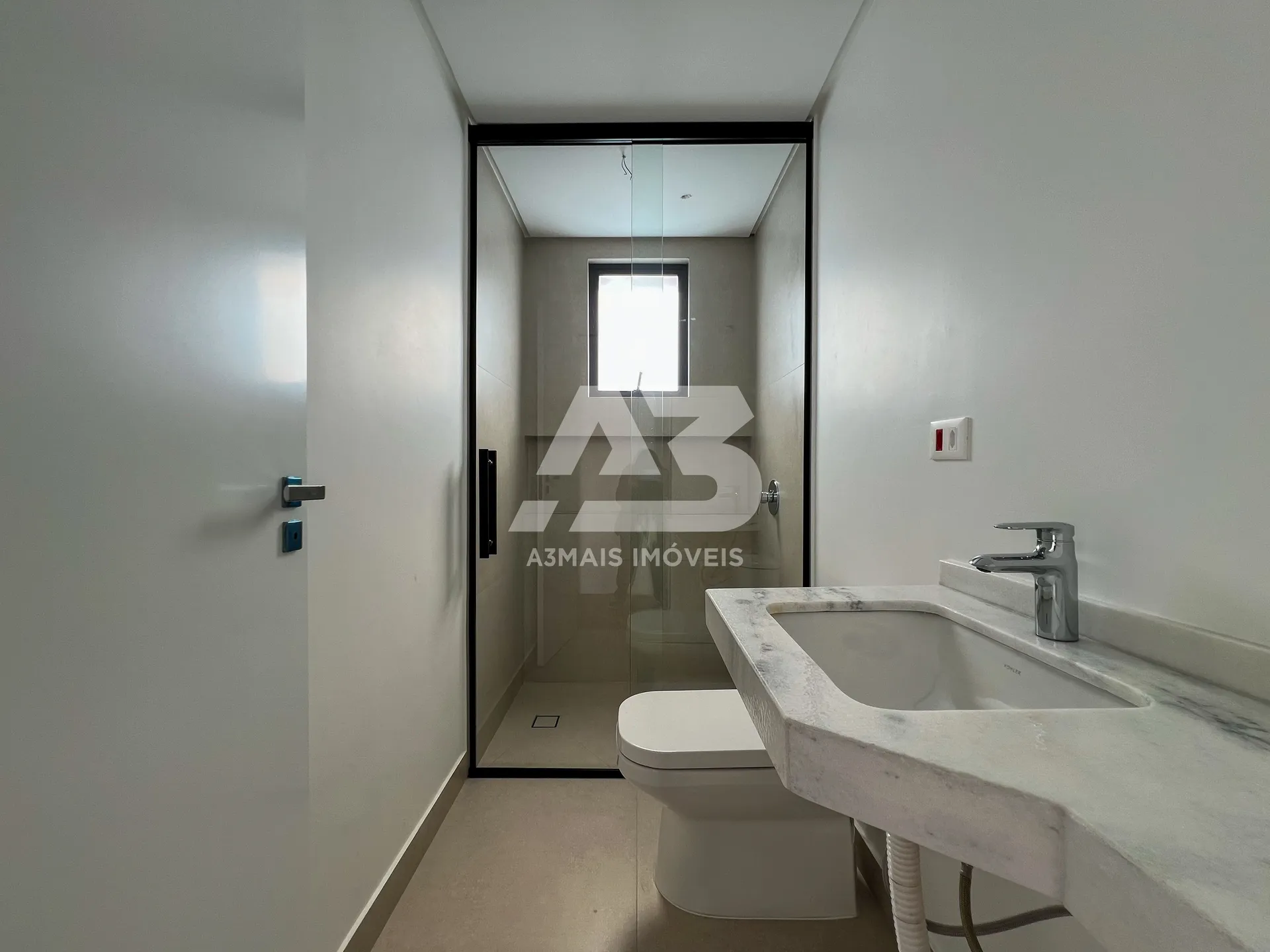 Glass-enclosed balcony in a 3-bedroom house, 137 m² — photo 22