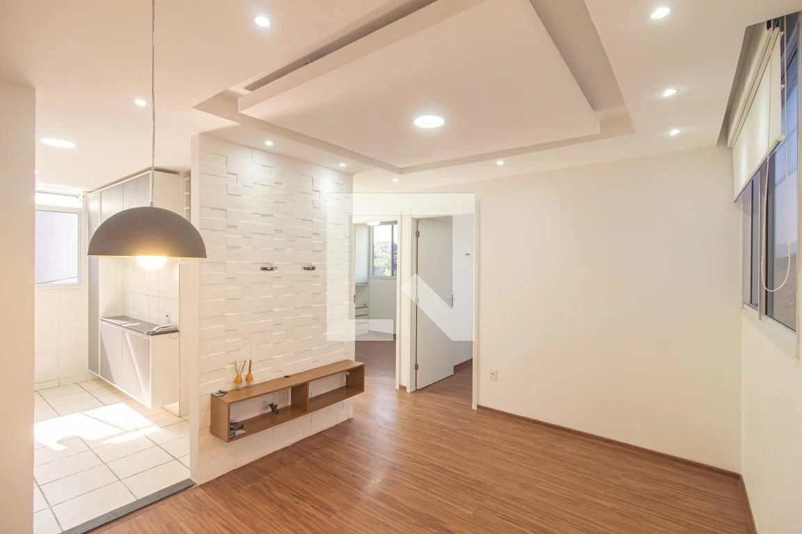 Apartamento de 2 quartos em condomínio com piscina