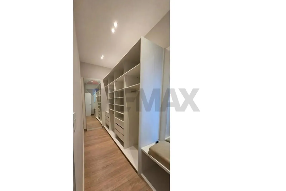 House, 250 m², with floor-to-ceiling windows — photo 8