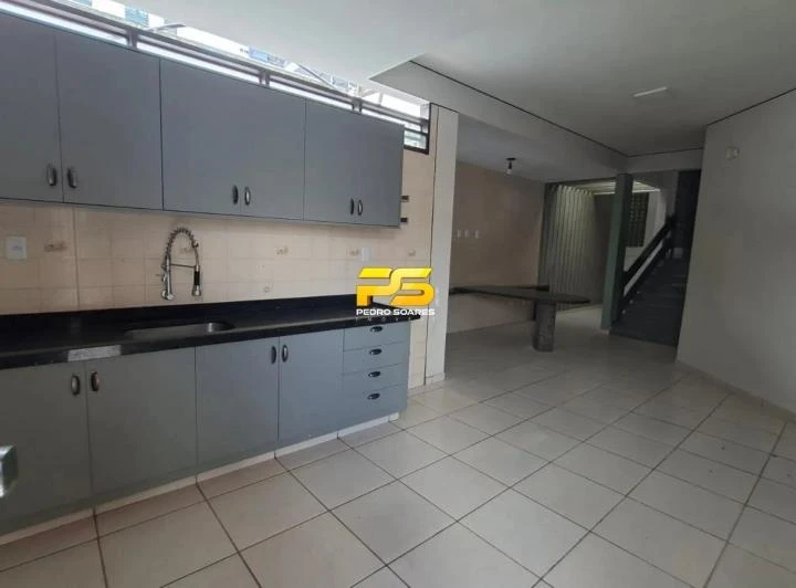 Casa com 4 quartos, 5 banheiros e 348 m²
