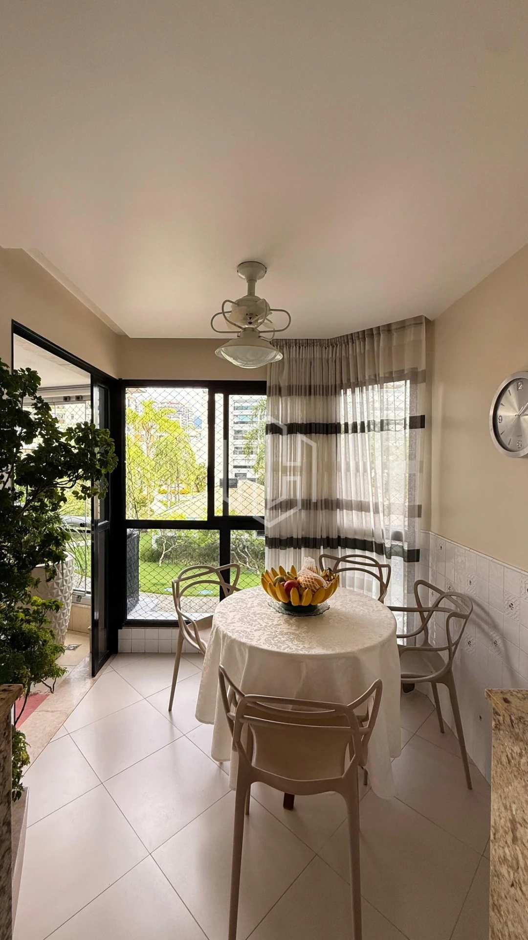 Furnished apartment, 162 m², with floor-to-ceiling windows — photo 14