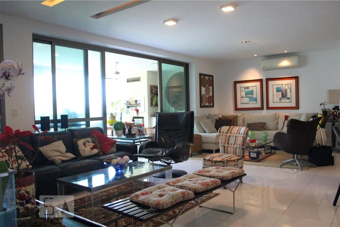 Floor-to-ceiling windows in a 3-bedroom apartment, 178 m²