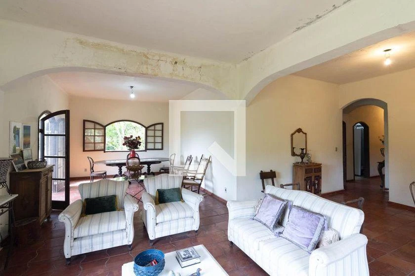 Furnished house with 4 bedrooms and 215 m² — photo 5