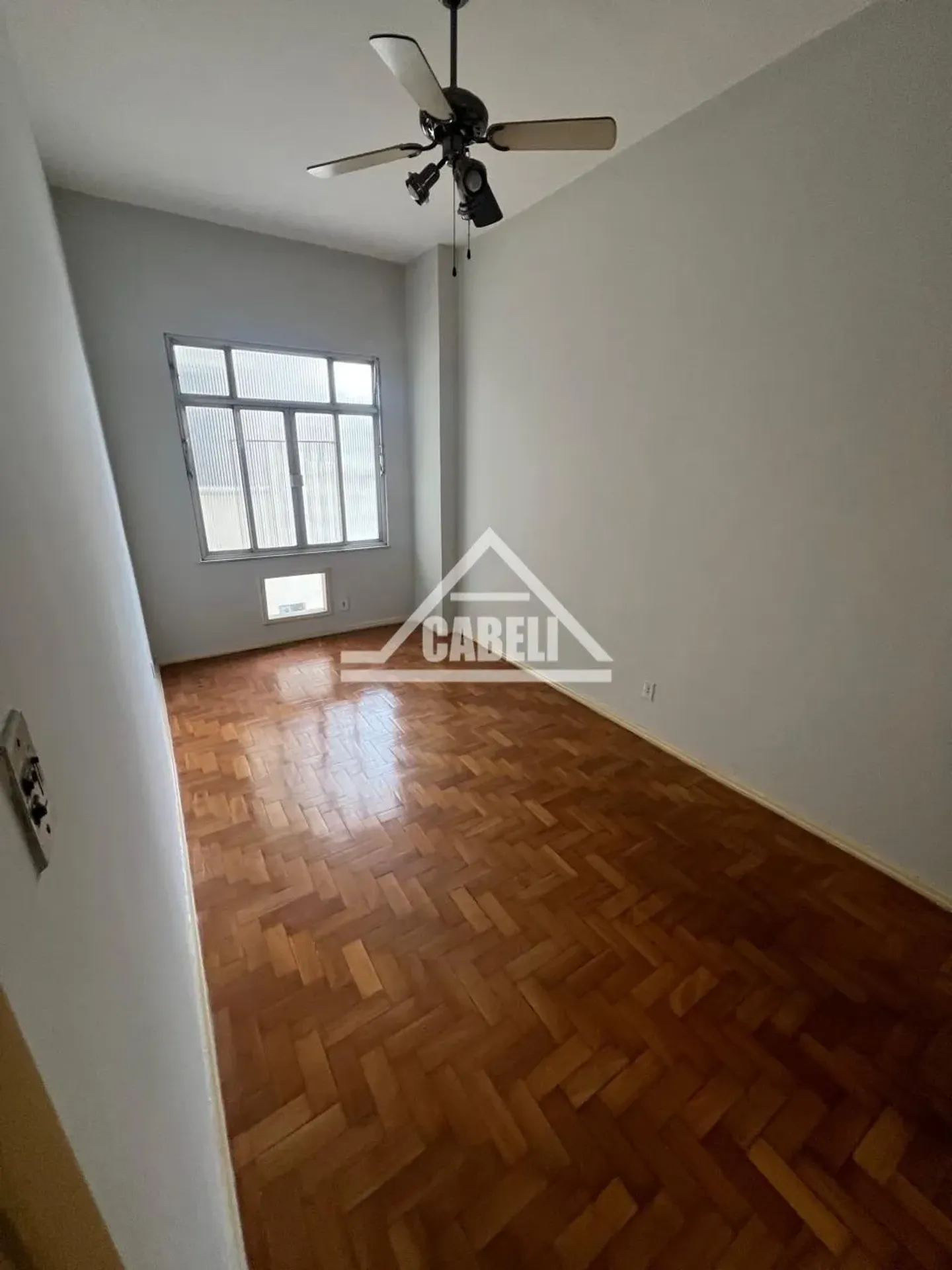 Apartment on the 5th floor with wood or laminate floors — photo 3