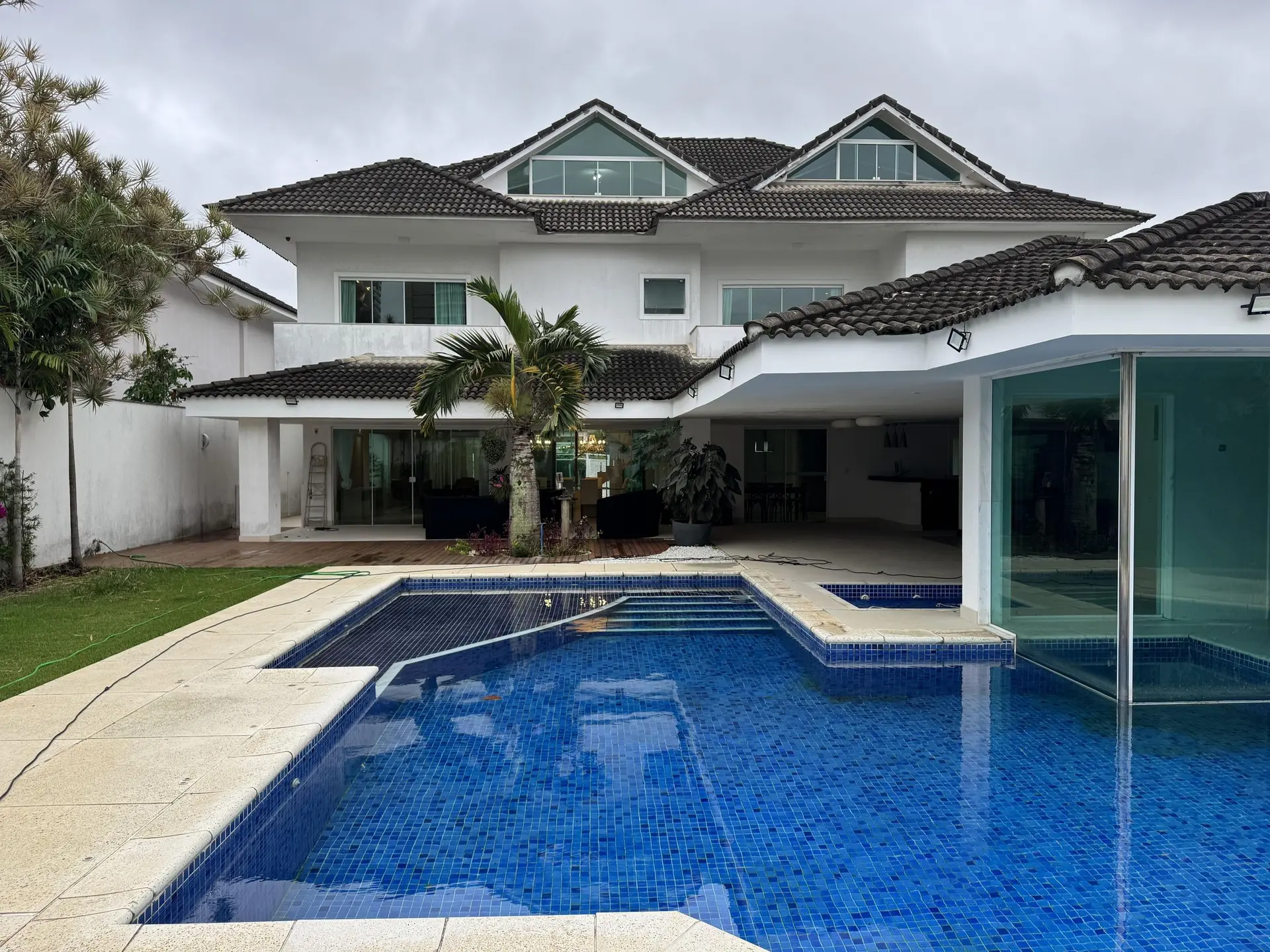 Bathtub in a 5-bedroom house, 1000 m²