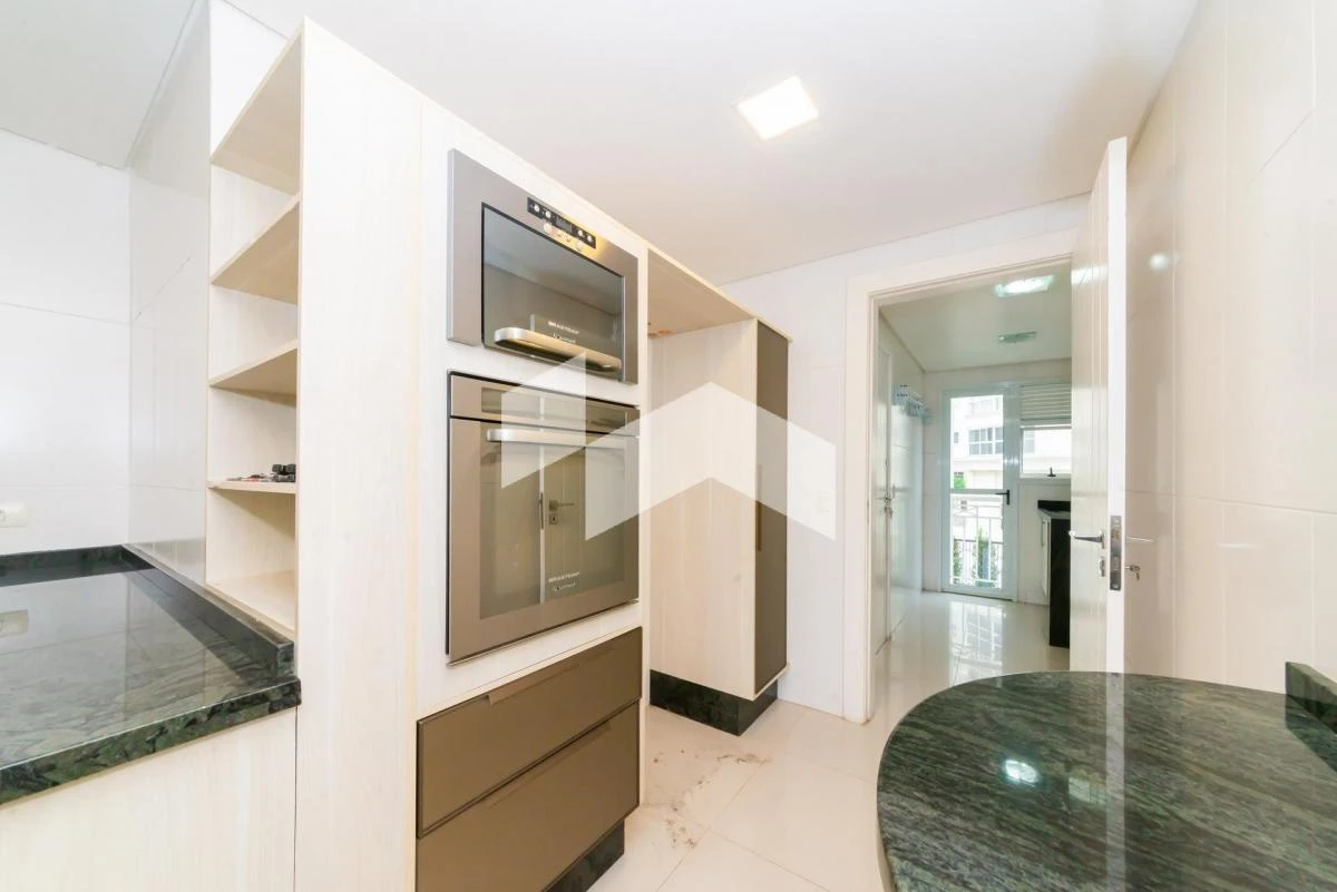 3-bedroom apartment in a building with a gym — photo 11