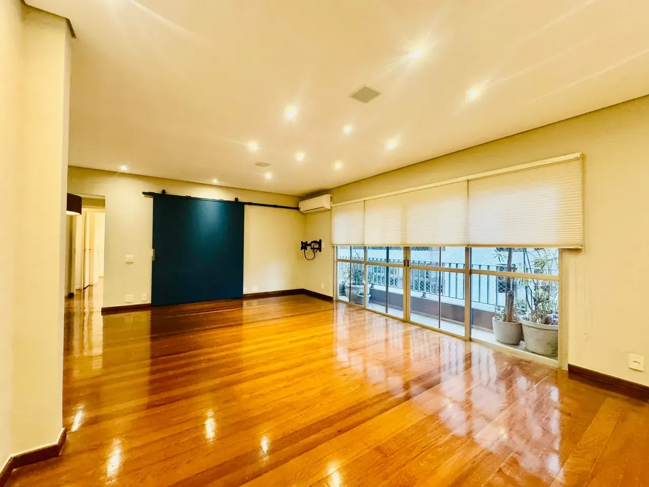 4-bedroom apartment with wood or laminate floors — photo 40