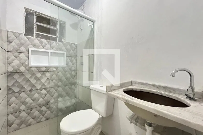 1-bedroom apartment with a glass-enclosed shower — photo 7