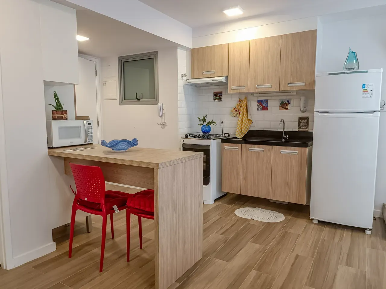 Furnished 1-bedroom apartment with open-plan kitchen — photo 9