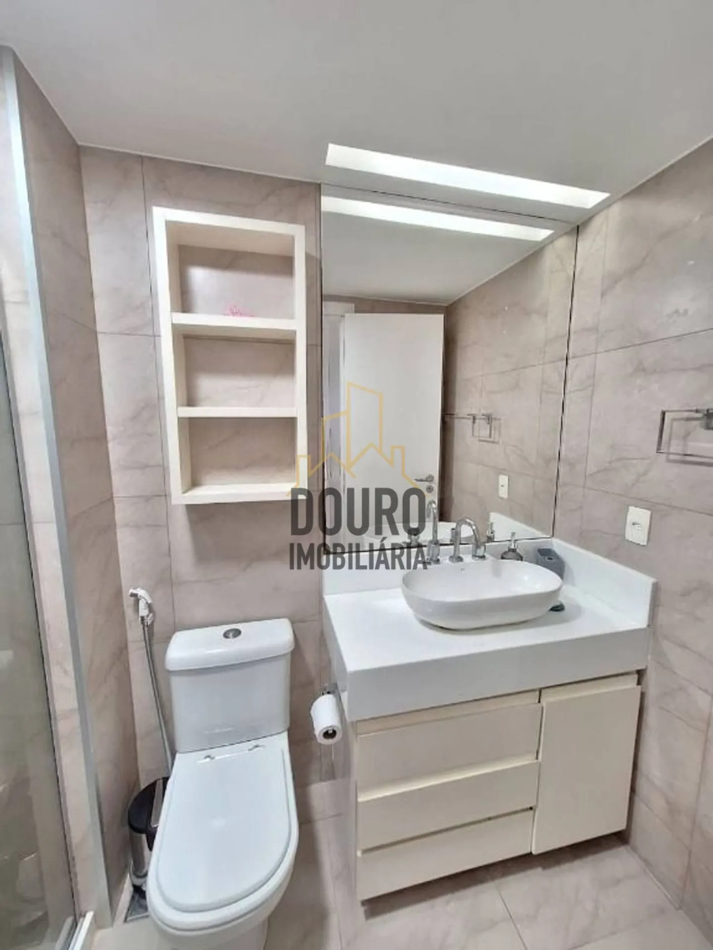 Furnished 2-bedroom apartment with enclosed balcony — photo 10