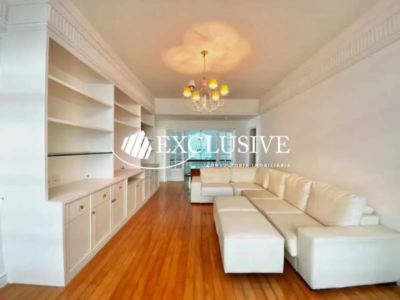 Bathtub in a 5-bedroom house, 881 m² — photo 9