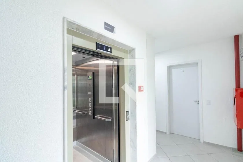 Apartamento de 46 m² com 2 quartos e cozinha fechada — photo 2