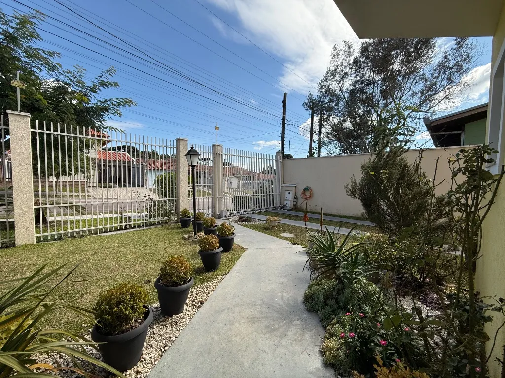 3-bedroom house with a bathtub in Curitiba — photo 32