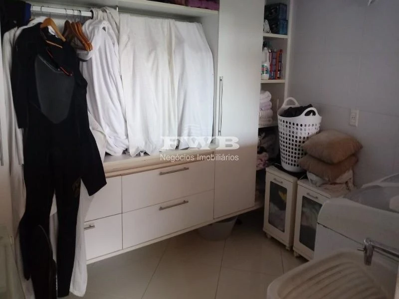 11-bedroom house with a walk-in closet in Rio de Janeiro — photo 24